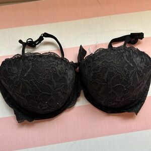 Victoria’s Secret date push up lace bra. Size:34d.